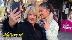 Redare Milf Amy și adolescent Francesca, în vârstă de 56 de ani, în Tinder Lesbian Romp with Toys and Strapon Action