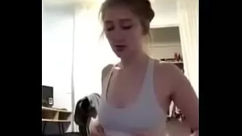 play 可爱的金发女郎摇晃她的屁股并戏弄她的胸部