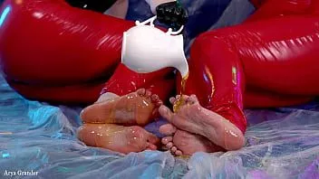 Afspelen Voeten fetisj en eten fetisch honing spelen met 2 lesbiennes in pvc