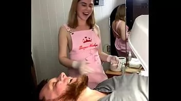 Afspelen Stijlvolle blondine waxt het gezicht van een man, haar prachtige borsten springen eruit