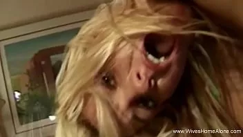 play La mogliettina bionda si gode l'esperienza della masturbazione con un dildo