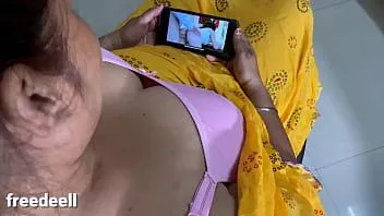 تشغيل الأخت الهندية تشاهد الفيلم الأزرق وعلى استعداد لممارسة الجنس مع أخي