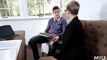 Reproduzir O menino teve que lamber a buceta suculenta de Milf Ryan para conseguir um emprego