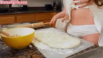 play 凌乱的红发人妖熟女在食物恋物癖动作中抽搐硬鸡巴