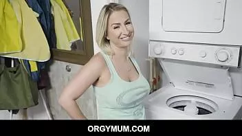 تشغيل يجد Big titted milf quinn water طريقة لتحفيز ربيب على القيام بالأعمال المنزلية