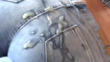 Afspelen De stiefzoon van de meid komt klaar in mijn kont met een spijkerbroek aan, volle melk en een prachtige lul