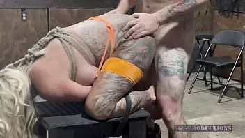Abspielen Der faulen Tattoo-Milf wird im Dungeon Double Teamed Full Trailer eine Lektion erteilt