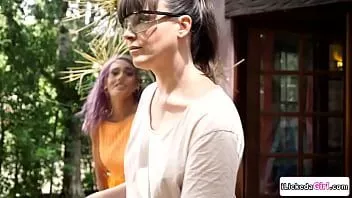 تشغيل مثلية النجار كس لعق و بالإصبع كبير الثدي زوجته