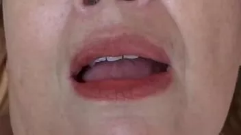 Afspelen Kom klaarkomen op mijn tieten, mooie stiefmoeder kreunt na het masturberen terwijl ze naar mijn lul kijkt