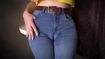 播放 性感熟女穿着紧身蓝色牛仔裤戏弄她的大骆驼趾