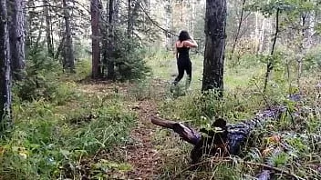 Reproduzir Madrasta astuta levou para a floresta e chupou pau ao ar livre