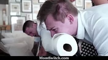 Jouer Les belles-mères disciplinent leurs beaux-fils en leur donnant une fessée, puis en les échangeant et en les baisant - momswitch