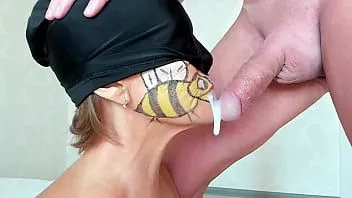Putar Lebah multi milf menyedot air mani tenggorokan. Lebah ajaib mengumpulkan nektar sperma.