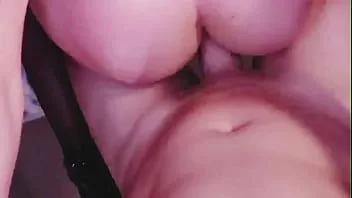 تشغيل طلبت فتاة مثيرة من صديقها أن يمارس الجنس معها على شريط فيديو لصديقها السابق