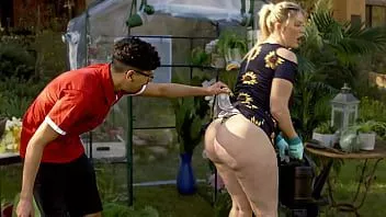 Abspielen BBW-Milf hat mich dabei erwischt, wie ich ihren riesigen Arsch beobachtete