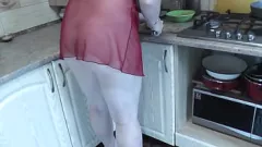 Afspelen Naakte MILF Frina's sexy keukenavontuur: kip en meer!
