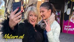 Oynat 56 yaşındaki MILF Amy ve Teen Francesca'da Toys ve Strapon Action ile Tinder Lezbiyen Romp