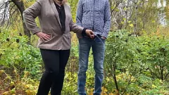 Play Chubby MILF Elena's Public Outdoor Piss Fetish with Aleksandr