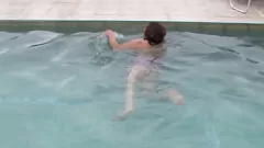Redare MILF păros ras în bikini îi face pe cei de plajă